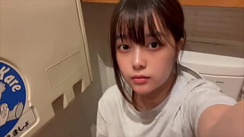 隣の部屋でト◯レしてる人がいるのに壁越しに 激しくオナニーしてイキまくりました…