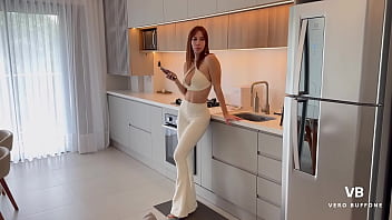 Agente inmobiliaria se toma la leche de su cliente