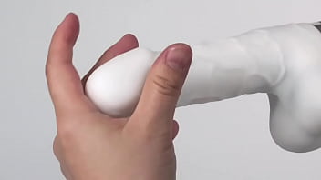 膣内をみっちり満たされたい女性に最適 柔らか素材の極太ディルドが旋回＆振動