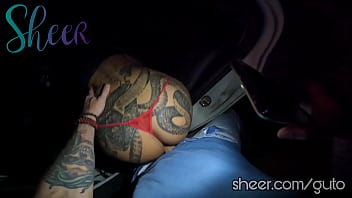 Rabuda tatuada dando a bucetinha no meio da rua