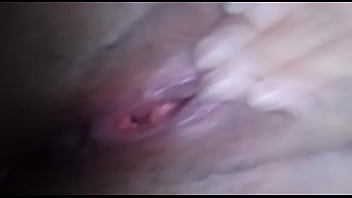 Se calienta y se masturba