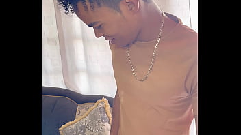 Vecina cachonda engaña a su marido con el vecino