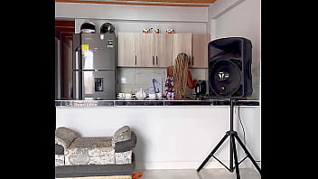 Vecina cachonda engaña a su marido con el vecino