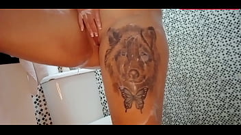 Todo dia eu bato siririca no banho porque sinto muito tesao quando me toco