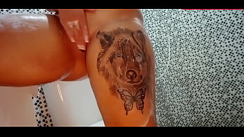 Todo dia eu bato siririca no banho porque sinto muito tesao quando me toco