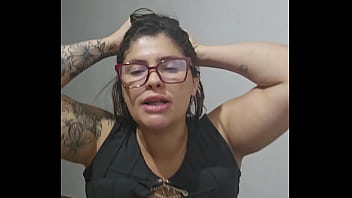 Batendo siririca na quina da mesa dando tapinha nos peitos