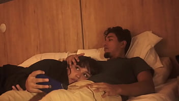 Mirando la pelicula con mi hermanastro y sin querer me trague su pene casi nos descubren Mirando la pelicula con mi hermanastro y sin querer me trague su pene casi nos descubren
