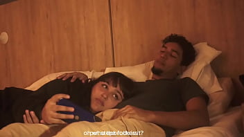 Mirando la pelicula con mi hermanastro y sin querer me trague su pene casi nos descubren