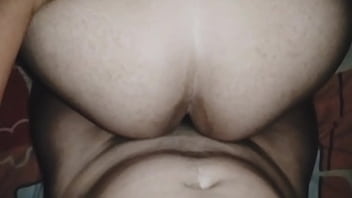 Madre soltera necesitada de dinero me pide ayuda y terminamos cogiendo