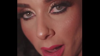 Luiza marcato andando pelo corredor