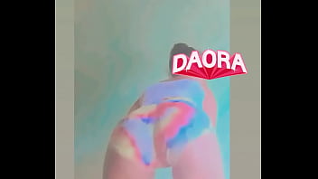 Gata mostrando o rabo
