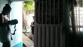 Luego De Recibir El Domicilio Invito A La Chica A Pasar Y Darle Un Agradecimiento Oral thumbnail