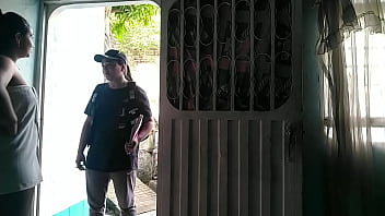 Luego de recibir el domicilio invito a la chica a pasar y darle un agradecimiento oral