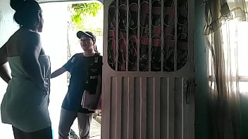 Luego de recibir el domicilio invito a la chica a pasar y darle un agradecimiento oral