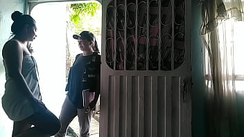 Luego de recibir el domicilio invito a la chica a pasar y darle un agradecimiento oral