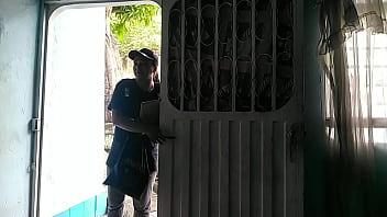 Luego de recibir el domicilio invito a la chica a pasar y darle un agradecimiento oral