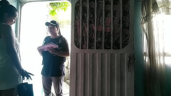 Luego de recibir el domicilio invito a la chica a pasar y darle un agradecimiento oral