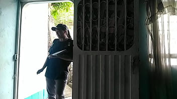 Luego de recibir el domicilio invito a la chica a pasar y darle un agradecimiento oral