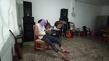 Sexi maestra de musica pone cachondo a alunno