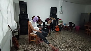 Sexi maestra de musica pone cachondo a alunno