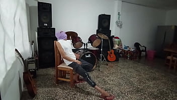 Sexi maestra de musica pone cachondo a alunno