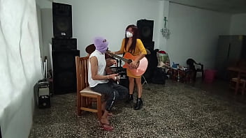 Sexi maestra de musica pone cachondo a alunno