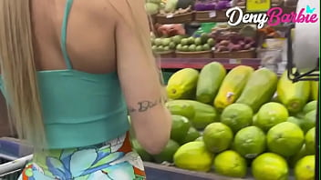 Loira safada se exibe no mercado com micro shortinhos Loira safada se exibe no mercado com micro shortinhos