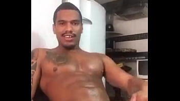 Marcelo Pauzao Jogando Creme No Corpo thumbnail