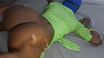 Negra culona pone su enorme culo en cuatro para que lo follen