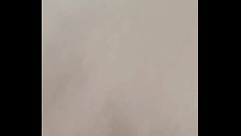 Haciéndome una rica paja y llega mi marido a comerse mi gran culo