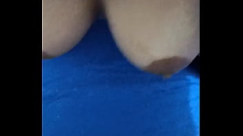 Haciéndome una rica paja y llega mi marido a comerse mi gran culo