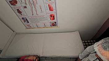 Ginecologista dedilha o cu e fode paciente Ginecologista dedilha o cu e fode paciente