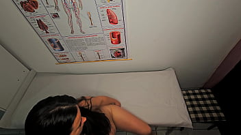 Ginecologista dedilha o cu e fode paciente