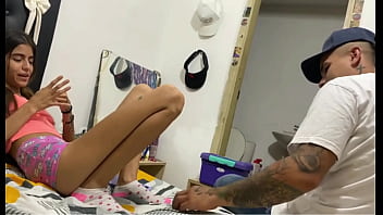 Le regalo un celular a mi hermanastra a cambio de follarmela bien duro historia completa