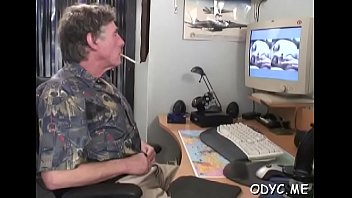 Hotty gets finger screwed