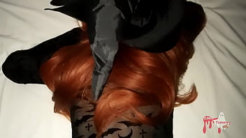 Se te sube la bruja en la noche de halloween y te chupa toda la verga mientras estaba en mi habitación una extraña bruja se monta en mi pene y me da de sentones