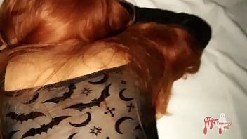 Se te sube la bruja en la noche de halloween y te chupa toda la verga mientras estaba en mi habitación una extraña bruja se monta en mi pene y me da de sentones