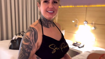 A vizinha gostosa venho reclamar do barulho que nós fazia fodendo disse q isso deixava ela com muito tesão pq ela não fode a 18 anos a buceta dela estava encharcada