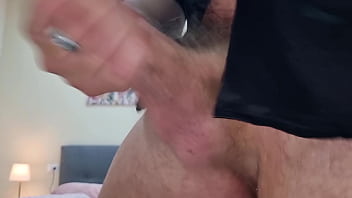 Te lo metto in bocca sega e sborra si strappa gli slip e si sputa sul cazzo