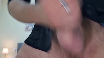 Te lo metto in bocca sega e sborra si strappa gli slip e si sputa sul cazzo