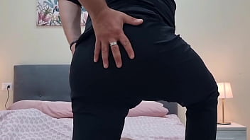 Te lo metto in bocca sega e sborra si strappa gli slip e si sputa sul cazzo