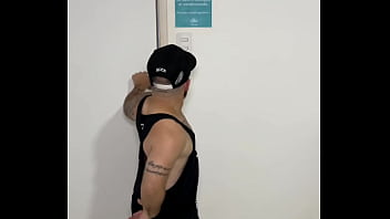 Menage com duas gostosas e um anão