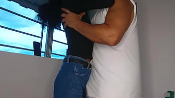 Mientras mi hermanastra graba sus videos bailando yo le voy follando ese rico culito apretadito