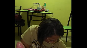 Mi madrastra puta descubre que desaprobe los cursos y quiere decirle a mi papa sino me la follo