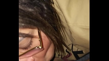 Mi madrastra puta descubre que desaprobe los cursos y quiere decirle a mi papa sino me la follo