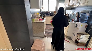 Misslebanesesquirter خادمة لبنانية شرموطة بتلعب بطيزها وكسها وتفوت جزر وباذنجان من أجل فلوس