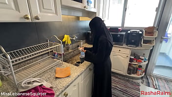 Misslebanesesquirter خادمة لبنانية شرموطة بتلعب بطيزها وكسها وتفوت جزر وباذنجان من أجل فلوس