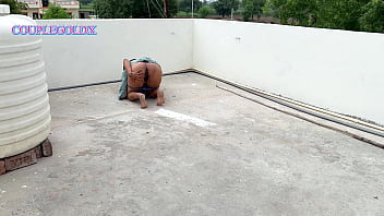 पीछे वाले घर कोई देख रहा होगा तो नहीं ना