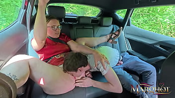 Je me fais baiser sans capote à l’arrière par mon amant pendant que mon