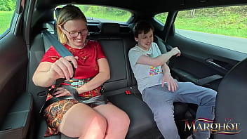 Je me fais baiser sans capote à l’arrière par mon amant pendant que mon